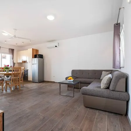 아파트 My Dalmatia - Blagdan Three With Private Parking 자다르